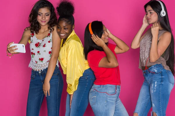 Skupina Velmi Různorodých Teen Přátel Růžovém Pozadí — Stock fotografie