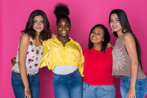 Grupo Amigos Adolescentes Muy Diversos Sobre Fondo Rosa — Foto de Stock