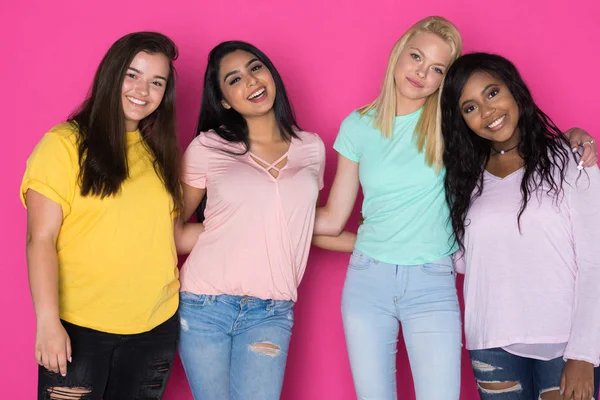 Groep Van Zeer Uiteenlopende Tiener Vrienden Roze Achtergrond — Stockfoto