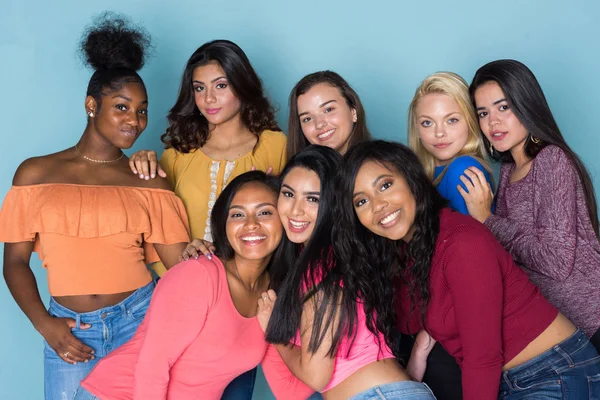 Grande Grupo Meninas Adolescentes Vestindo Camisas Coloridas — Fotografia de Stock