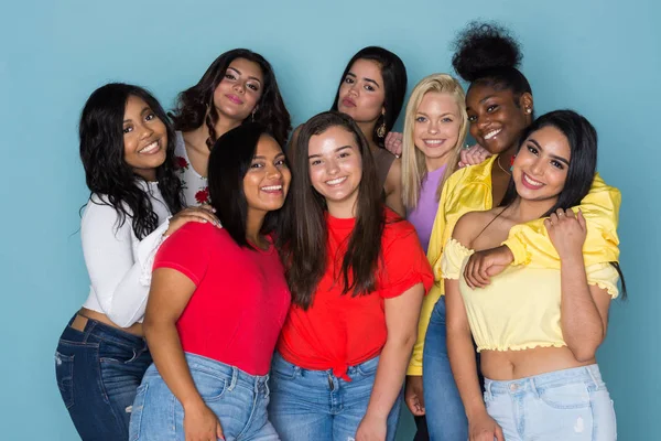 Grand Groupe Adolescentes Portant Des Chemises Colorées — Photo