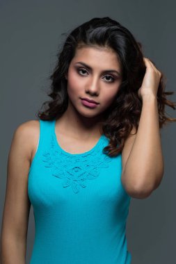 Stüdyo bir genç kız portresi