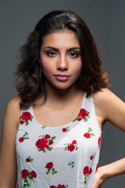 Stüdyo bir genç kız portresi