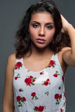 Stüdyo bir genç kız portresi