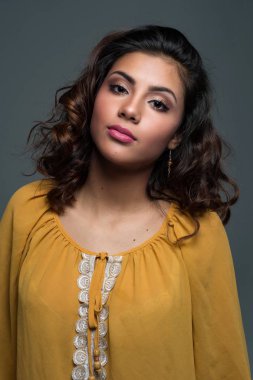 Stüdyo bir genç kız portresi