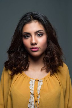 Stüdyo bir genç kız portresi