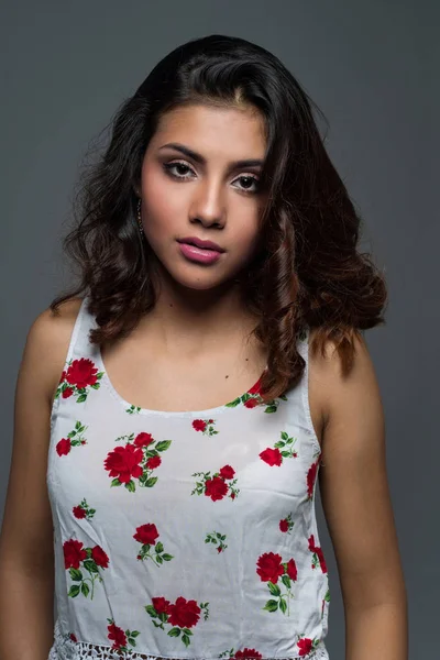 Stüdyo bir genç kız portresi