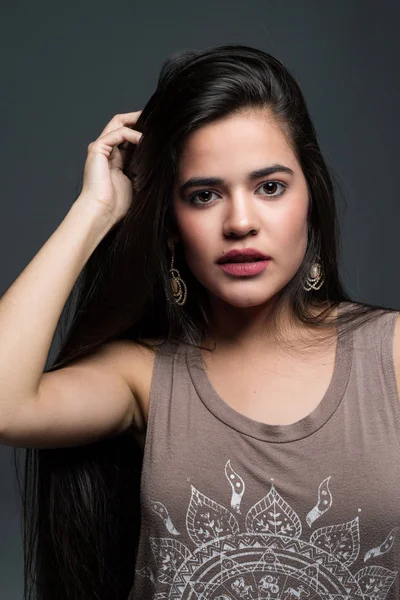 Spanyol Latin Genç Kız Portre Oturumda Modelleme — Stok fotoğraf