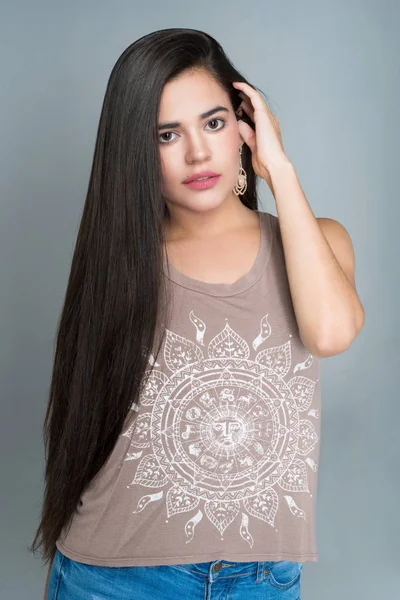 Hispanisches Teenie Mädchen Modelliert Einer Porträtsitzung — Stockfoto