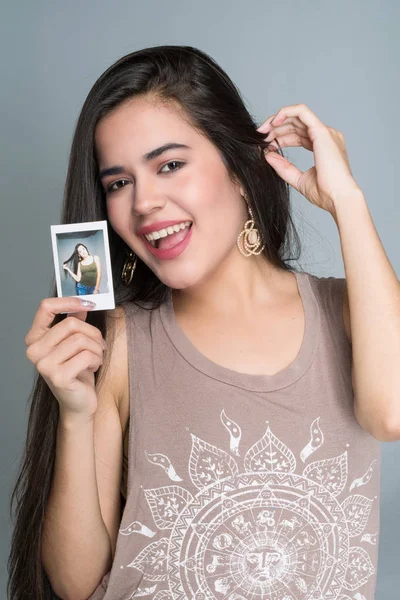 Hispânico Teen Menina Modelagem Retrato Sessão — Fotografia de Stock