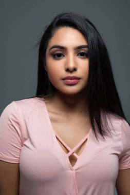 İspanyol ve Latin Genç kız portre oturumda modelleme