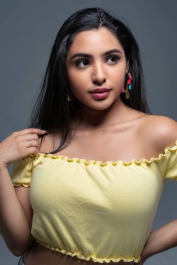 İspanyol ve Latin Genç kız portre oturumda modelleme