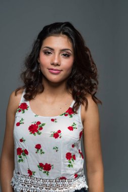 İspanyol ve Latin Genç kız portre oturumda modelleme