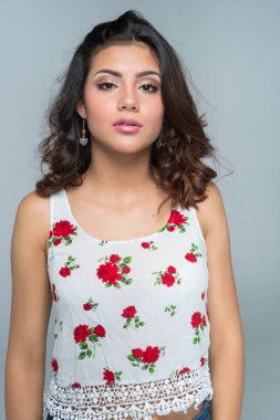 İspanyol ve Latin Genç kız portre oturumda modelleme