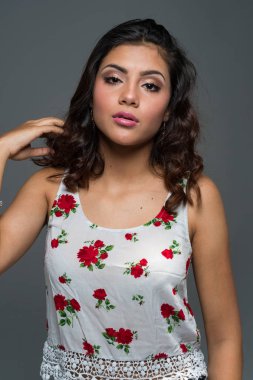 İspanyol ve Latin Genç kız portre oturumda modelleme