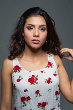 İspanyol ve Latin Genç kız portre oturumda modelleme