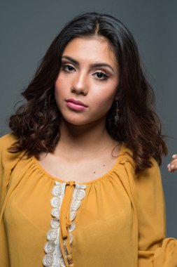 İspanyol ve Latin Genç kız portre oturumda modelleme