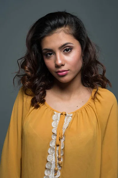 Latino Tiener Meisje Modelleren Een Portret Sessie — Stockfoto
