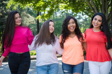 Grup Genç kadın arkadaşıyla birlikte vakit