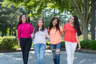 Grup Genç kadın arkadaşıyla birlikte vakit