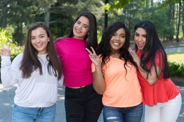 Grup Genç kadın arkadaşıyla birlikte vakit