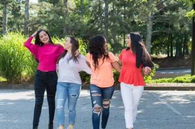 Grup Genç kadın arkadaşıyla birlikte vakit