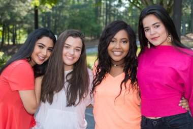 Grup Genç kadın arkadaşıyla birlikte vakit