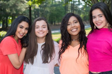 Grup Genç kadın arkadaşıyla birlikte vakit