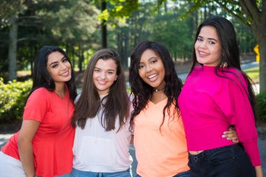 Grup Genç kadın arkadaşıyla birlikte vakit