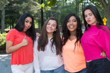 Grup Genç kadın arkadaşıyla birlikte vakit