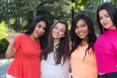 Grup Genç kadın arkadaşıyla birlikte vakit