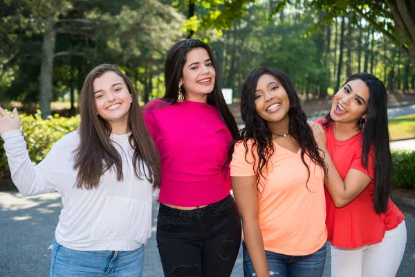 Groep Jonge Vrouwelijke Vrienden Samen Tijd Doorbrengen — Stockfoto