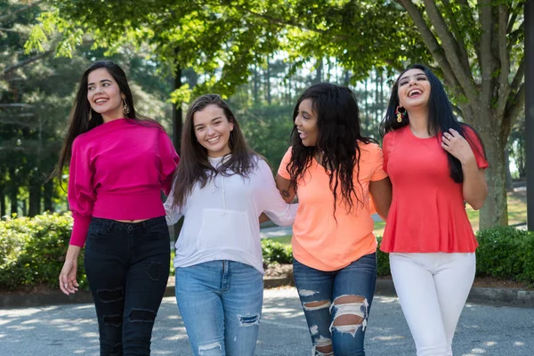Groep Jonge Vrouwelijke Vrienden Samen Tijd Doorbrengen — Stockfoto