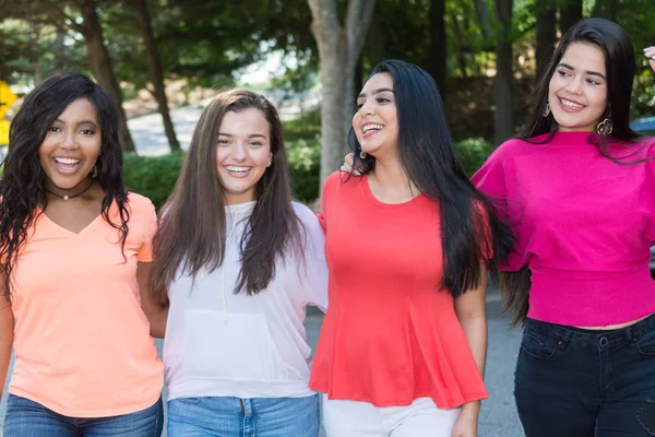 Grupo Jóvenes Amigas Que Pasan Tiempo Juntas —  Fotos de Stock