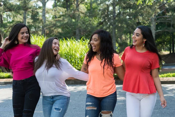 Grupo Jovens Amigas Passando Tempo Juntas — Fotografia de Stock