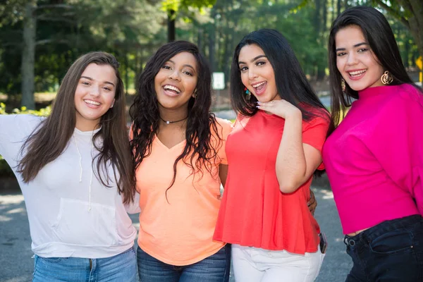 Grupo Jóvenes Amigas Que Pasan Tiempo Juntas —  Fotos de Stock