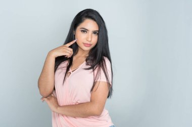 İspanyol ve Latin Genç kız portre oturumda modelleme