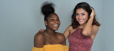 Grup Genç kadın arkadaşıyla birlikte vakit