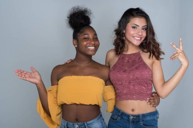 Grup Genç kadın arkadaşıyla birlikte vakit