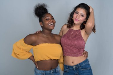 Grup Genç kadın arkadaşıyla birlikte vakit