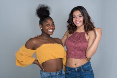 Grup Genç kadın arkadaşıyla birlikte vakit