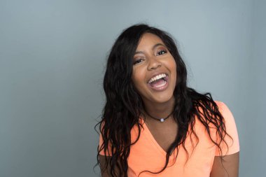 Afrikalı-Amerikalı genç kız portre oturumda modelleme