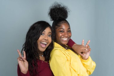 Grup Genç kadın arkadaşıyla birlikte vakit