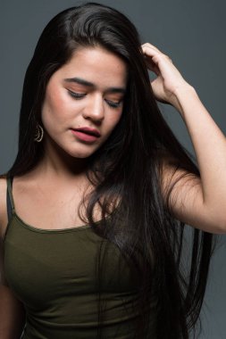 İspanyol ve Latin Genç kız portre oturumda modelleme