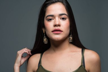 İspanyol ve Latin Genç kız portre oturumda modelleme