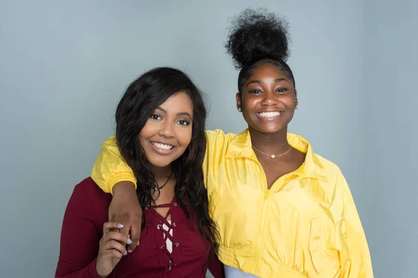 Grupo Jóvenes Amigas Que Pasan Tiempo Juntas — Foto de Stock