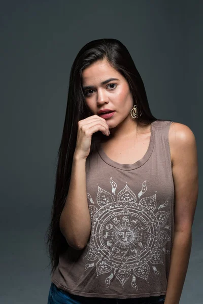 肖像画のセッションでモデリング ヒスパニック系の十代の少女 — ストック写真
