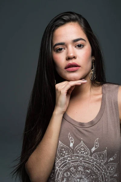 Adolescente Hispana Modelando Una Sesión Retrato —  Fotos de Stock
