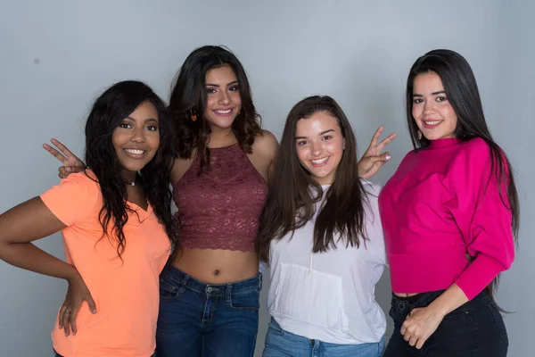 Gruppen Unga Kvinnliga Vänner Spenderar Tid Tillsammans — Stockfoto