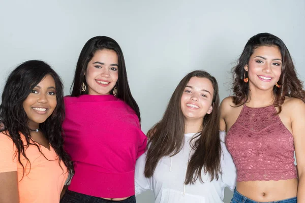 Groep Jonge Vrouwelijke Vrienden Samen Tijd Doorbrengen — Stockfoto